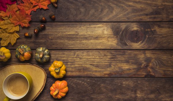 Обои на рабочий стол: autumn, background, coffee, colorful, cup, leaves, maple, pumpkin, wood, дерево, доски, клён, листья, осенние, осень, тыква, фон, чашка кофе