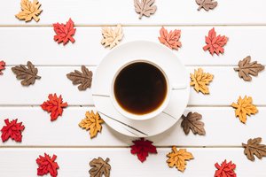Обои на рабочий стол: autumn, background, coffee, colorful, cup, leaves, maple, wood, дерево, кофе, листья, осень, фон, чашка