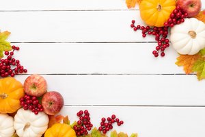 Обои на рабочий стол: autumn, background, colorful, leaves, maple, pumpkin, wood, доски, клён, листья, осенние, осень, тыква, фон