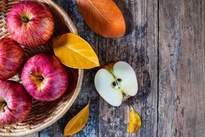 Обои на рабочий стол: apples, autumn, fruits, leaves, wood, листья, осенние, осень, яблоки