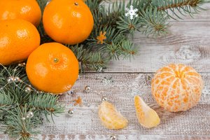 Обои на рабочий стол: christmas, decoration, fir tree, fruit, mandarines, merry, new year, snow, tangerine, winter, wood, ветки ели, мандарины, новый год, рождество, снег, украшения