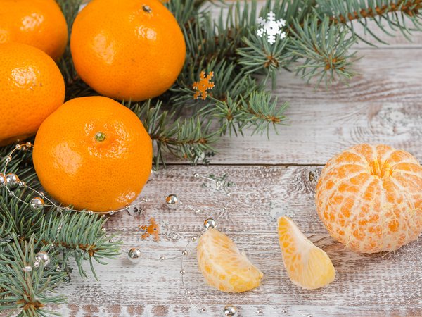 christmas, decoration, fir tree, fruit, mandarines, merry, new year, snow, tangerine, winter, wood, ветки ели, мандарины, новый год, рождество, снег, украшения