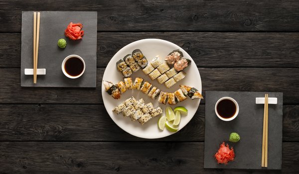 Обои на рабочий стол: japanese food, set, sushi, вассаби, имбирь, палочки, роллы, соус, суши