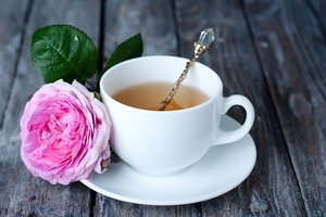 Обои на рабочий стол: cup, flowers, pink, roses, tea, wood, розовые, розы, цветы, чашка чая