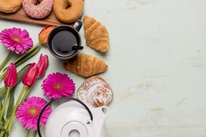 Обои на рабочий стол: breakfast, bright, coffee cup, croissant, donuts, flowers, gerbera, pink, tulips, герберы, завтрак, круассаны, пончики, тюльпаны, цветы, чашка кофе