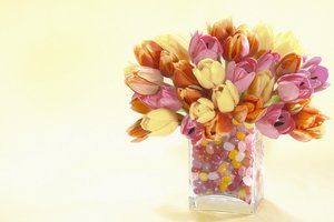Обои на рабочий стол: ваза, тюльпаны, цветы