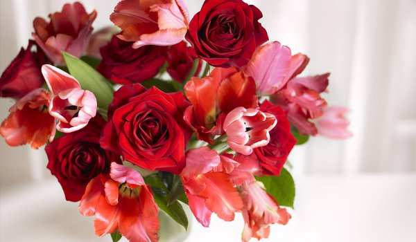 Обои на рабочий стол: аромат, букет, ваза, розы, тюльпаны