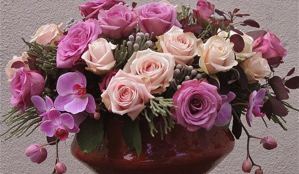 Обои на рабочий стол: ваза, лиловый, орхидеи, розовый, розы, сиреневый, фиолетовый, цветы