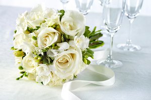 Обои на рабочий стол: белые, бокалы, букет, лента, розы, стол, цветы