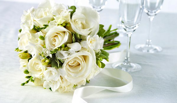 Обои на рабочий стол: белые, бокалы, букет, лента, розы, стол, цветы
