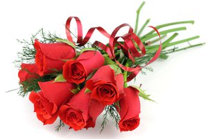 Обои на рабочий стол: белый фон, букет, красные, ленточка, розы, цветы