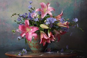 Обои на рабочий стол: Андрей Морозов, букет, ваза, лилии, фон, цикорий