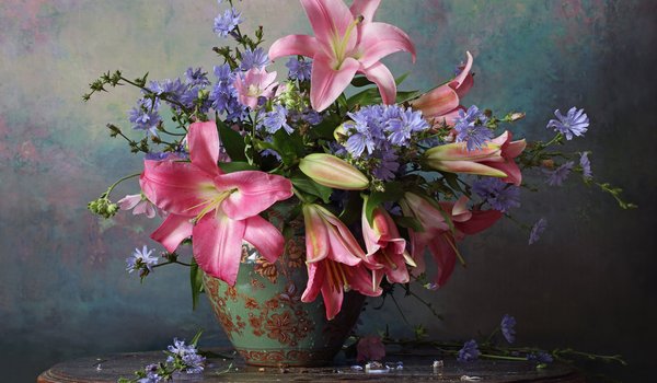 Обои на рабочий стол: Андрей Морозов, букет, ваза, лилии, фон, цикорий
