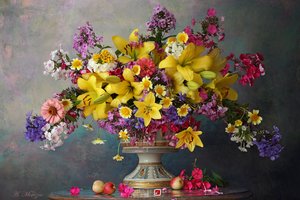 Обои на рабочий стол: Андрей Морозов, букет, ваза, жёлтые лилии, натюрморт, стиль, флоксы, циннии, яблочки