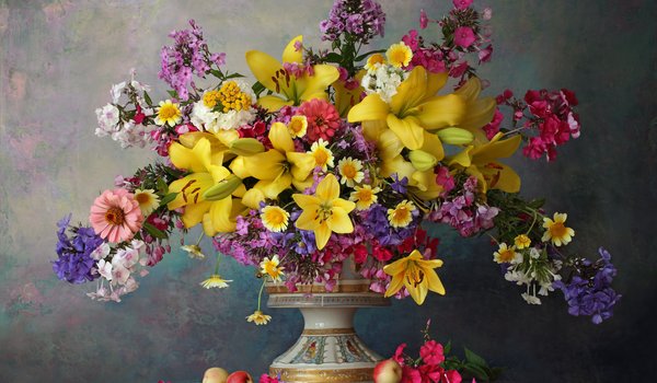 Обои на рабочий стол: Андрей Морозов, букет, ваза, жёлтые лилии, натюрморт, стиль, флоксы, циннии, яблочки