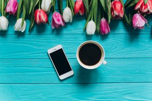 Обои на рабочий стол: beautiful, coffee cup, colorful, flowers, fresh, iphone, pink, purple, spring, tender, tulips, white, wood, белые, кофе, розовые, смартфон, тюльпаны, цветы, чашка