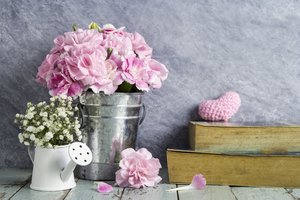 Обои на рабочий стол: beautiful, flowers, heart, love, pink, romantic, vintage, wood, ведро, лепестки, любовь, розовые, сердце, цветы