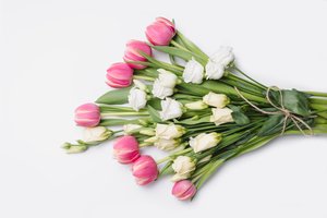 Обои на рабочий стол: flowers, fresh, pink, romantic, roses, tender, tulips, white, wood, белые, букет, бутоны, розовые, розы, тюльпаны, цветы