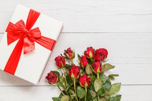 Обои на рабочий стол: bud, flowers, gift, red, romantic, roses, wood, букет, бутоны, красные, подарок, розы, цветы