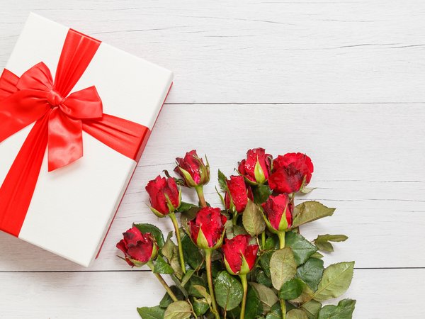 bud, flowers, gift, red, romantic, roses, wood, букет, бутоны, красные, подарок, розы, цветы