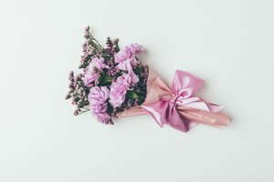 Обои на рабочий стол: background, flowers, pink, vintage, violet, букет, гвоздики, лента, розовые, сиреневые, фон, цветы