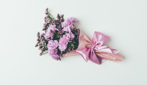 Обои на рабочий стол: background, flowers, pink, vintage, violet, букет, гвоздики, лента, розовые, сиреневые, фон, цветы