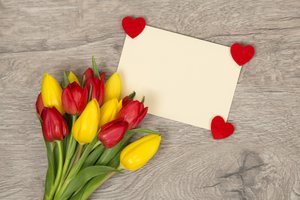 Обои на рабочий стол: colorful, flowers, heart, love, romantic, spring, tulips, букет, сердечки, сердце, тюльпаны, цветы