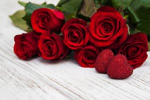 Обои на рабочий стол: hearts, love, red, romantic, roses, Valentine, красные, любовь, розы, сердечки
