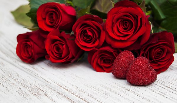 Обои на рабочий стол: hearts, love, red, romantic, roses, Valentine, красные, любовь, розы, сердечки