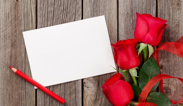 Обои на рабочий стол: flowers, love, red, romantic, roses, wood, букет, красные, любовь, розы, цветы