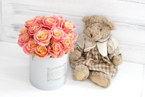 Обои на рабочий стол: bear, cute, flowers, love, pink, romantic, roses, teddy, букет, игрушка, коробка, любовь, мишка, розы, цветы
