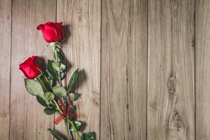 Обои на рабочий стол: red, romantic, roses, wood, красные розы