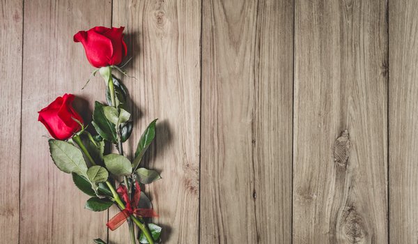 Обои на рабочий стол: red, romantic, roses, wood, красные розы