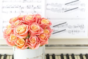 Обои на рабочий стол: букет, ваза, ноты, розы