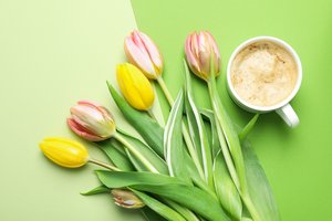Обои на рабочий стол: bouquet, coffee cup, flowers, pink, spring, tulips, with love, yellow, букет, тюльпаны, цветы, чашка кофе