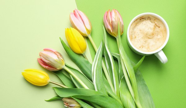 Обои на рабочий стол: bouquet, coffee cup, flowers, pink, spring, tulips, with love, yellow, букет, тюльпаны, цветы, чашка кофе
