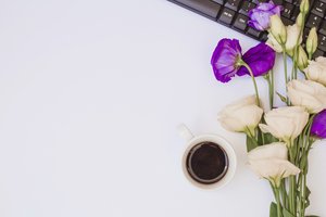 Обои на рабочий стол: coffee cup, eustoma, flowers, laptop, purple, white, ноутбук, цветы, чашка кофе, эустома