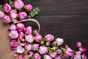 Обои на рабочий стол: beautiful, flowers, pink, roses, wood, букет, бутоны, розовые, розы, цветы