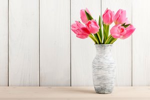 Обои на рабочий стол: pink, romantic, spring, tulips, wood, букет, розовые тюльпаны, тюльпаны, цветы