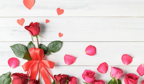 Обои на рабочий стол: heart, love, petals, pink, romantic, roses, valentine`s day, лепестки, любовь, розы, сердечки, сердце, цветы