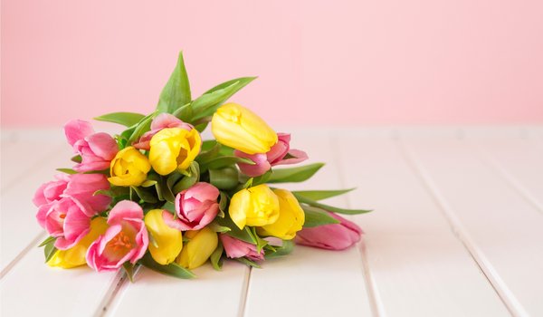 Обои на рабочий стол: flowers, fresh, pink, spring, tulips, yellow, букет, весна, желтые, розовые, тюльпаны, цветы