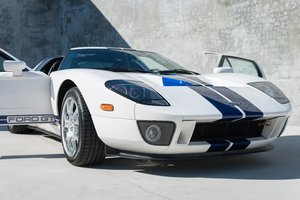 Обои на рабочий стол: 2005 Ford GT, белый, Передок Фары, Синие полосы, суперкар