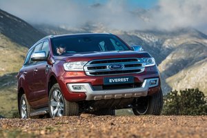 Обои на рабочий стол: 2015, 4WD, Everest, ford, Limited, на фоне гор