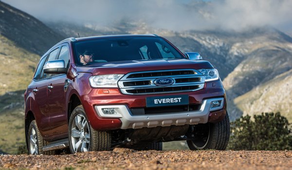 Обои на рабочий стол: 2015, 4WD, Everest, ford, Limited, на фоне гор