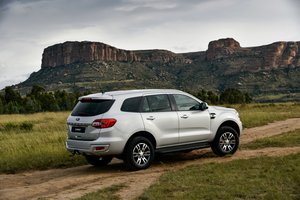 Обои на рабочий стол: 2019, 4WD, Everest, ford, XLT, горы, сбоку, скалы