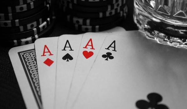 Обои на рабочий стол: белый, Бубны, игра, карты, пики, покер, стакан, Трефы, туз, фишки, Черви, черный