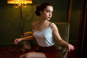 Обои на рабочий стол: Альберт Лесной, девушка, кресло, макияж, поза, руки