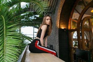 Обои на рабочий стол: Aleksey Lozgachev, bare shoulders, black top, brown eyes, brown hair, brunette, face, girl, hair in face, hips, lips, lipstick, long hair, looking at camera, looking at viewer, model, mouth, photo, photographer, plant, portrait, sitting, straight hair, suit, tank top, tattoo, top, Victoria Charykova