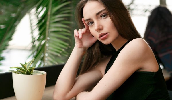 Обои на рабочий стол: Aleksey Lozgachev, bare shoulders, brown eyes, brown hair, brunette, dress, face, girl, lips, lipstick, long hair, looking at camera, looking at viewer, model, mouth, photo, photographer, plant, portrait, straight hair, touching face, Victoria Charykova