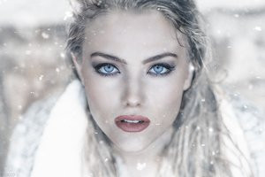 Обои на рабочий стол: Alessandro Di Cicco, April Alleys, April Slough, blonde, blue eyes, bokeh, close up, depth of field, face, girl, lips, lipstick, looking at camera, looking at viewer, model, mouth, photo, photographer, portrait, snow